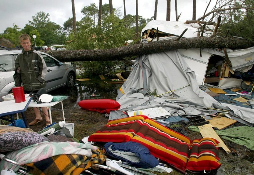 dégâts dans un camping de Biscarosse après l'orage du 15 juillet 2003 météopassion