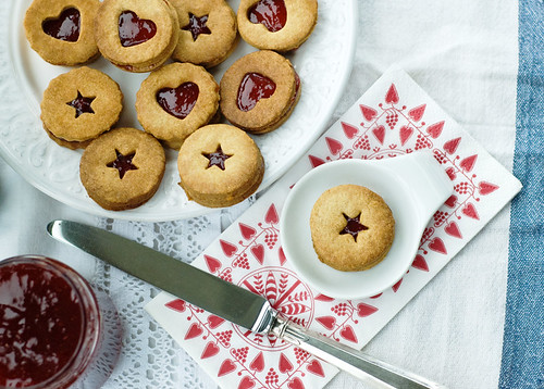 linzer biscuits christmas cookies strawberry jam almonds walnuts baked коледа линц бисквити сладко линцер сладки