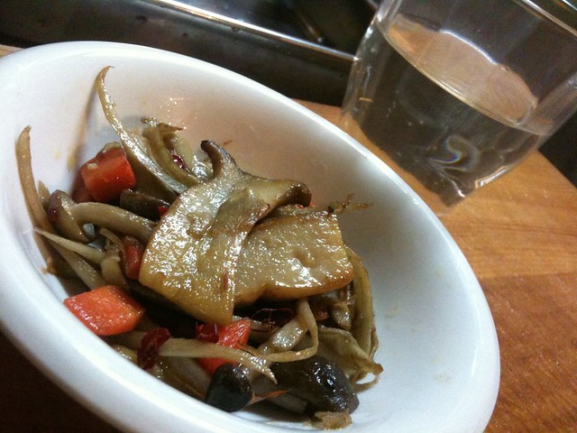 きのことゴボウのアンチョビ炒めで末廣の熱燗をキッチンドランクしております。 #jisui