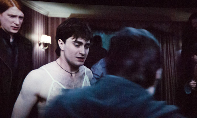 Harry Potter con un sostén brasier