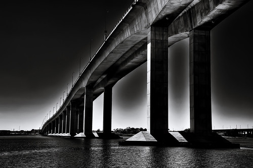 フリー写真素材|建築・建造物|橋|モノクロ写真|