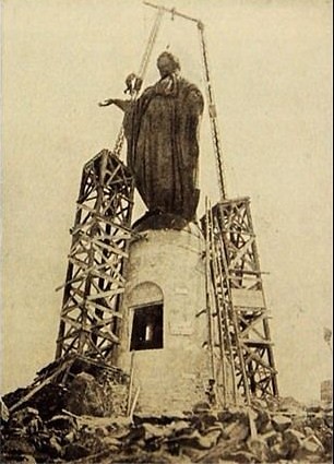 en 1909 se instaló la Virgen en la cumbre del cerro San Cristobal
