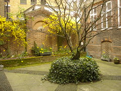 courtyard, London (by: Julian Walker, creative commons license)