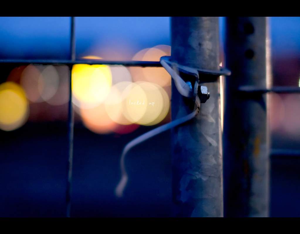 Day 163, 163/365, Project 365, Bokeh, fence, bauzaun, locked up, metal, cold, blue, warm, screw, kabelbinder, texture, project365, 50mm, Sigma 50mm F1.4 EX DG HSM,