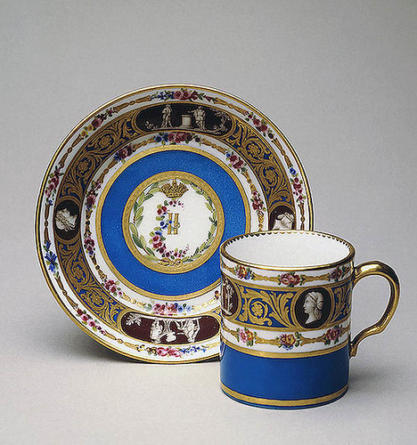 023- Taza de café con platillo- Porcelana de Sèvres 1777-1778- Copyright ©2003 State Hermitage Museum. All rights reserved
