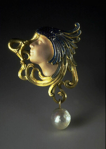 011- Broche con cabeza de mujer tocado con ala de pavo real-Lalique 1898-1899-© Les Arts Décoratifs