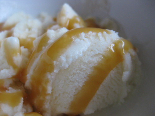 Honey vanilla frozen yogurt with caramel sauce