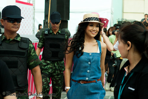 Thai stars: Soldiers like bodyguards