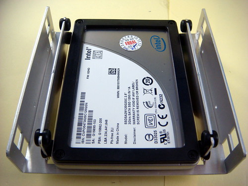 SSD 裝置於 2.5" 硬碟架