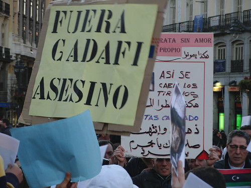 Cartel: "Fuera Gadafi asesino"
