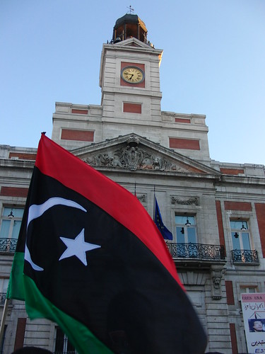 Bandera ondeando frente al reloj de la Puerta del Sol