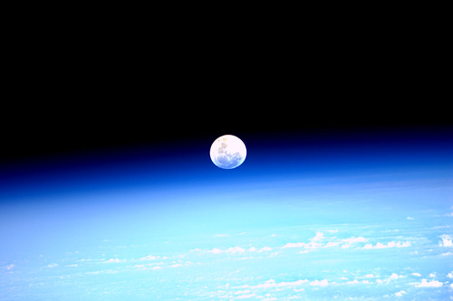 Mondaufgang über der Erde, aufgenommen am 21.03.2011 von Paolo Nespoli