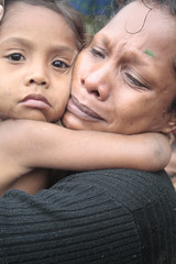 因生活困苦兒先將女兒送回家鄉的母親，終於和女兒重逢。照片提供：王郁萱。