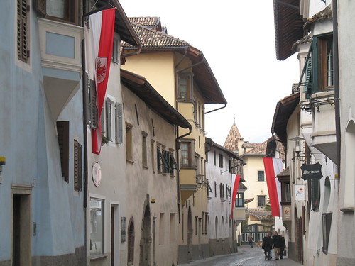 Das Weindorf St. Pauls mit festlichen Tiroler Fahnen