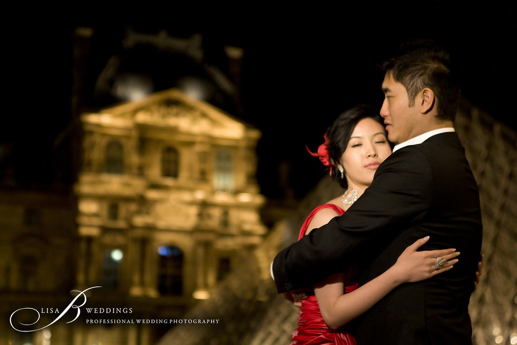 here is a photo of a wedding couple outside Louvre in Paris