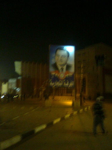 المتظاهرون يرشقون صور مبارك فى كل مكان بالمنصوره 