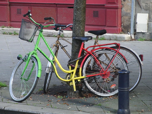bici decorada en verde amarillo y rojo