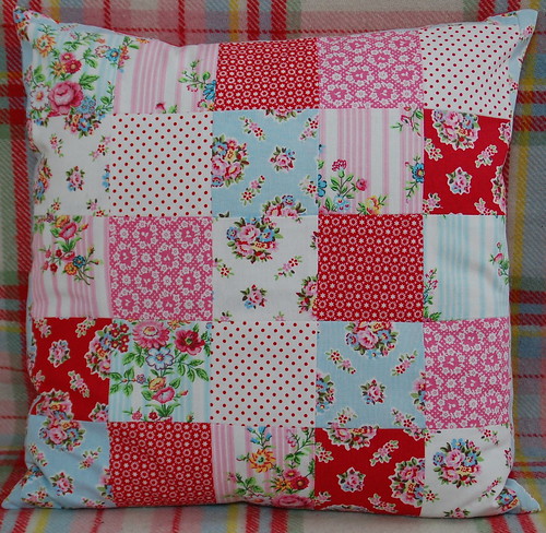 Greengate patchwork pillow by Dittepigen