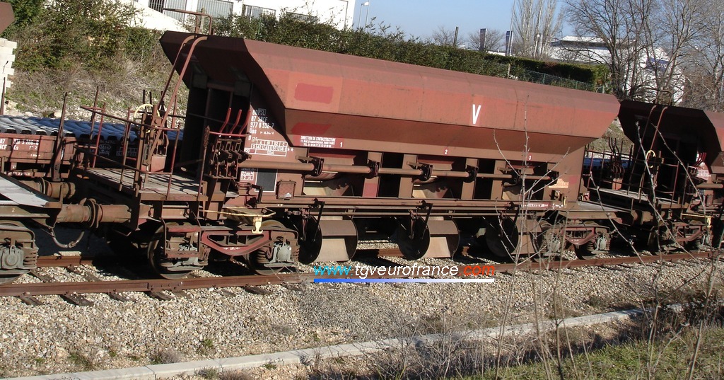 Un wagon de transport de ballast de la Division de l'Infrastructure de la SNCF