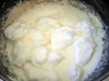 Merengue Suizo cocinandose en leche y vainilla