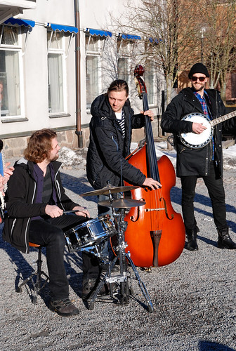 Improviserad konsert utanför Ett Glas (på torget) i Norrtälje