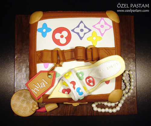 Louis Vuitton Beauty Case Cake