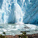Il pezzo del ghiacciaio Perito Moreno entra in acqua