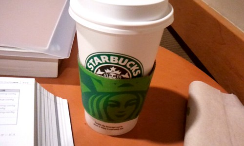 スタバで勉強なう。ドリップコーヒーのグランデにしたら想像以上のデカさと溢れんばかりの量に、俺涙目( ﾟдﾟ)ﾉ