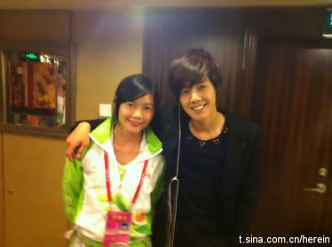 Kim Hyun Joong with staff member from Guangzhou Asian Games Opening Ceremony