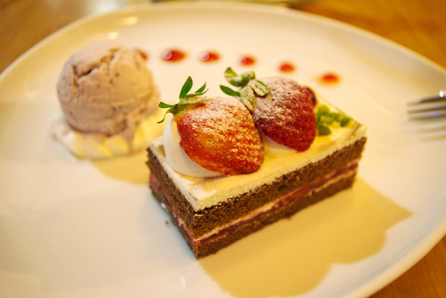 藍莓冰淇淋與草莓巧克力蛋糕