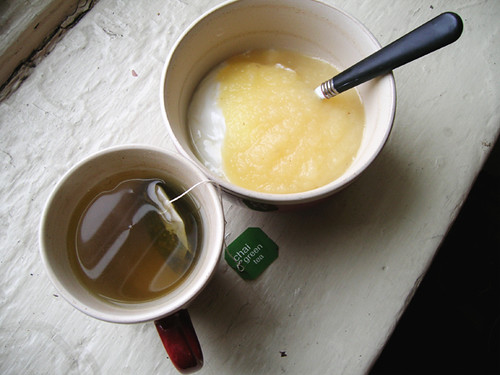 green tea with greek yogurt and applesauce