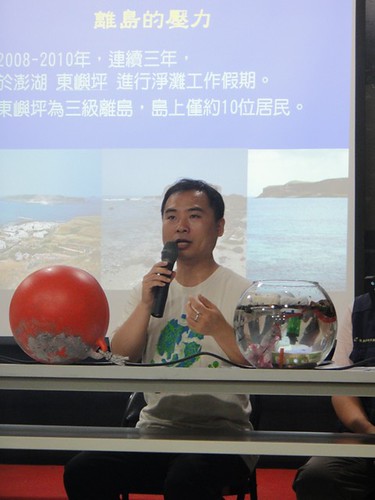 台灣環境資訊協會連續三年於澎湖三級離島東嶼坪進行淨灘，發現即使是人數只有十人的小島，依然有很大的垃圾壓力。（圖片來源：清淨海洋行動聯盟提供）