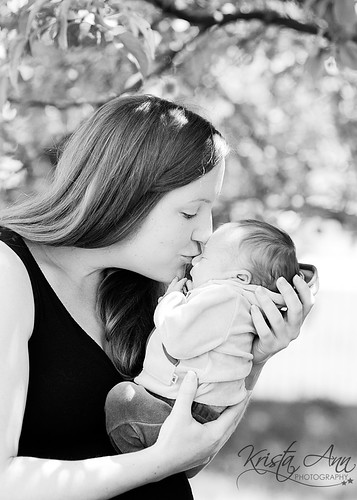 facebook-Mommy-kisses-BW