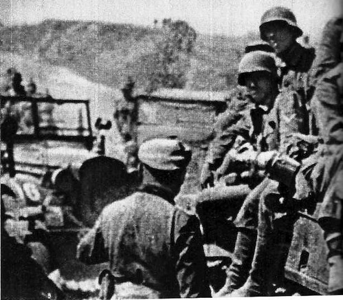 A infantaria alemã avança, transportada por pesados tanques. A situação militar se apresenta favorável. Os russos, apesar da resistência, têm que se retirar.