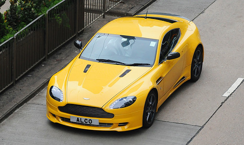 Aston Martin - V8 Vantage -