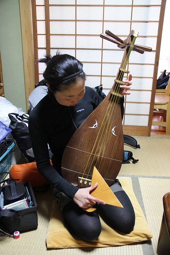 Playing the Japanese Lute 琵琶を弾いてみる