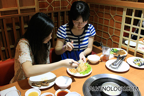 The two invited bloggers, sharing the cold noodle platter
