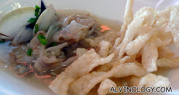 Delightful seafood hor fun, whereby half of the hor fun was fried