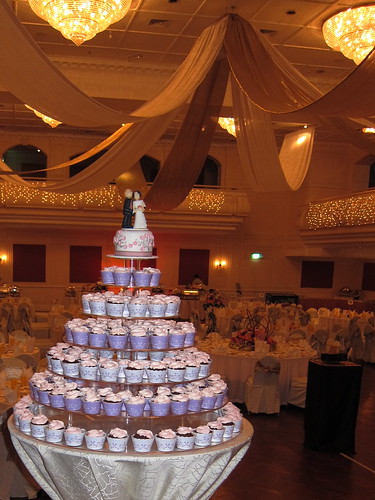 Tin Tin wedding cake & cupcakes