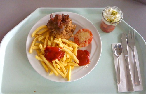 Gemischter Grillteller mit Pommes Frites / Mixed barbeque plate with french fries