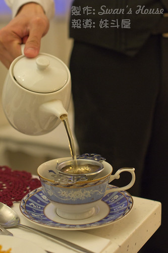 倒茶的時候, 執事會加上茶隔, 那讓茶葉就不會掉進茶杯裡了