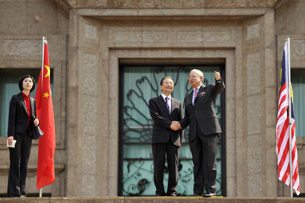 Visiting Chinese Premier Wen Jiabao (L) and Malaysia Prime Minister Najib Razak