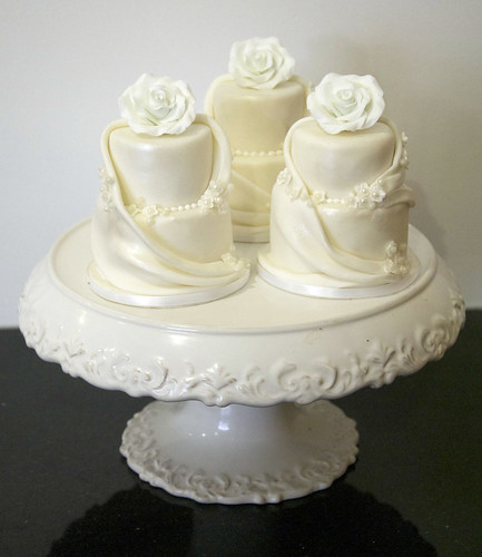 How to serve wedding cake