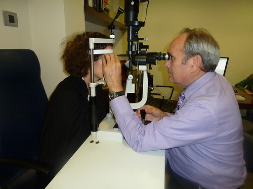 Ante la aparición de fotopsias o fosfenos, se debe visitar al oftalmólogo para analizar la retina