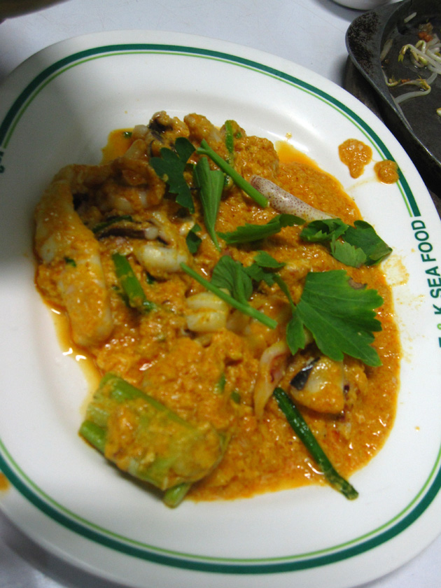 Thai yellow egg curry with squid (Pla Meuk Pad Pongali, ปลาหมึก ผัดผงกะหรี่)