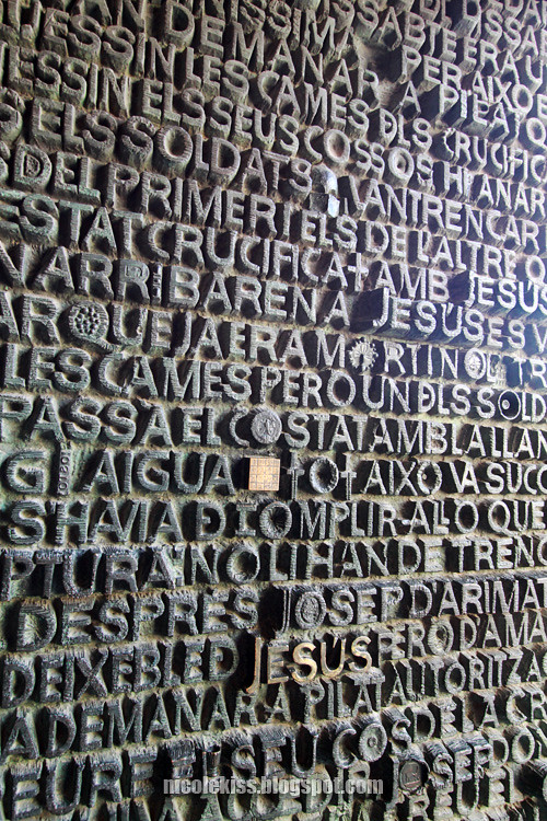 font metal door
