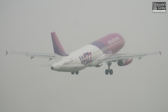 HA-LWI - 4628 - Wizzair - Airbus A320-232 - Luton - 110424 - Steven Gray - IMG_4597