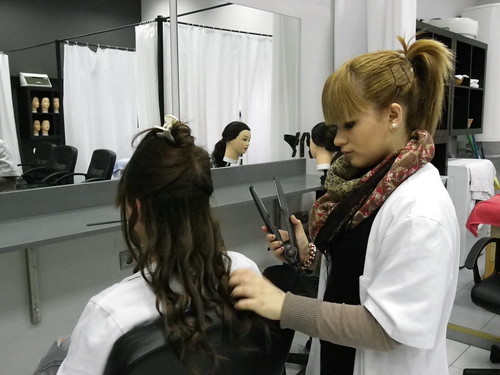 En la fotografía se puede observar a dos alumnas del PCPI haciendo prácticas de peluquería.