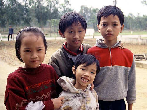 800px-Children_in_Middle_Vietnam