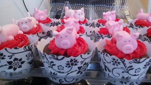 Piggy Cupcakes by a lil' bit of cake